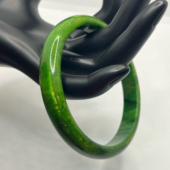 Vintage 1960’s Spinach Green marbled Bakelite Bangle Bracelet